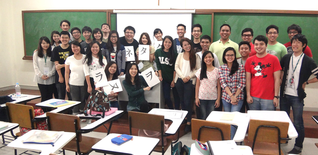  多様な専攻の学生がチームとなりASEANの日本語学習者に授業を実施。